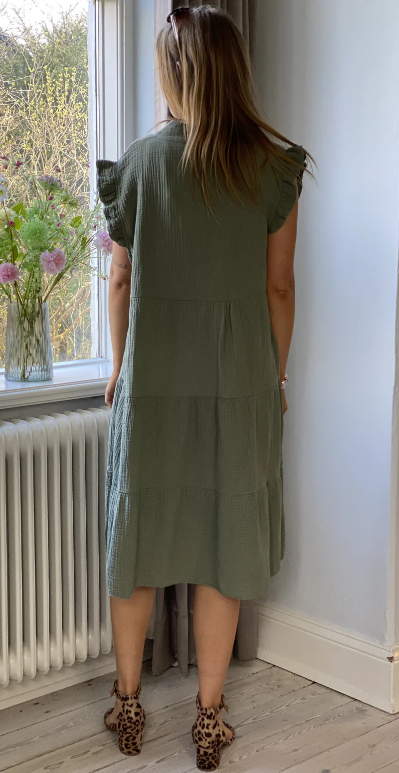 Fransiska kort kjole med peplum og korte ærmer khaki LikeLondon - Image 5