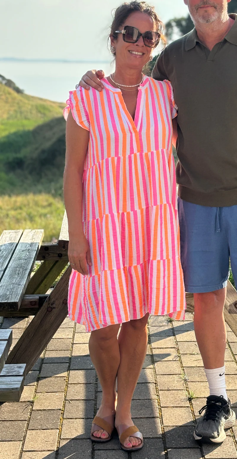 Fransiska kort kjole med peplum og striber hvid LikeLondon - Image 3