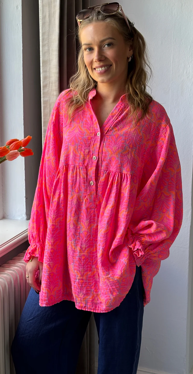 Frida mønstret bluse i musselin med vidde og overskæring fuxia LikeLondon - Image 3