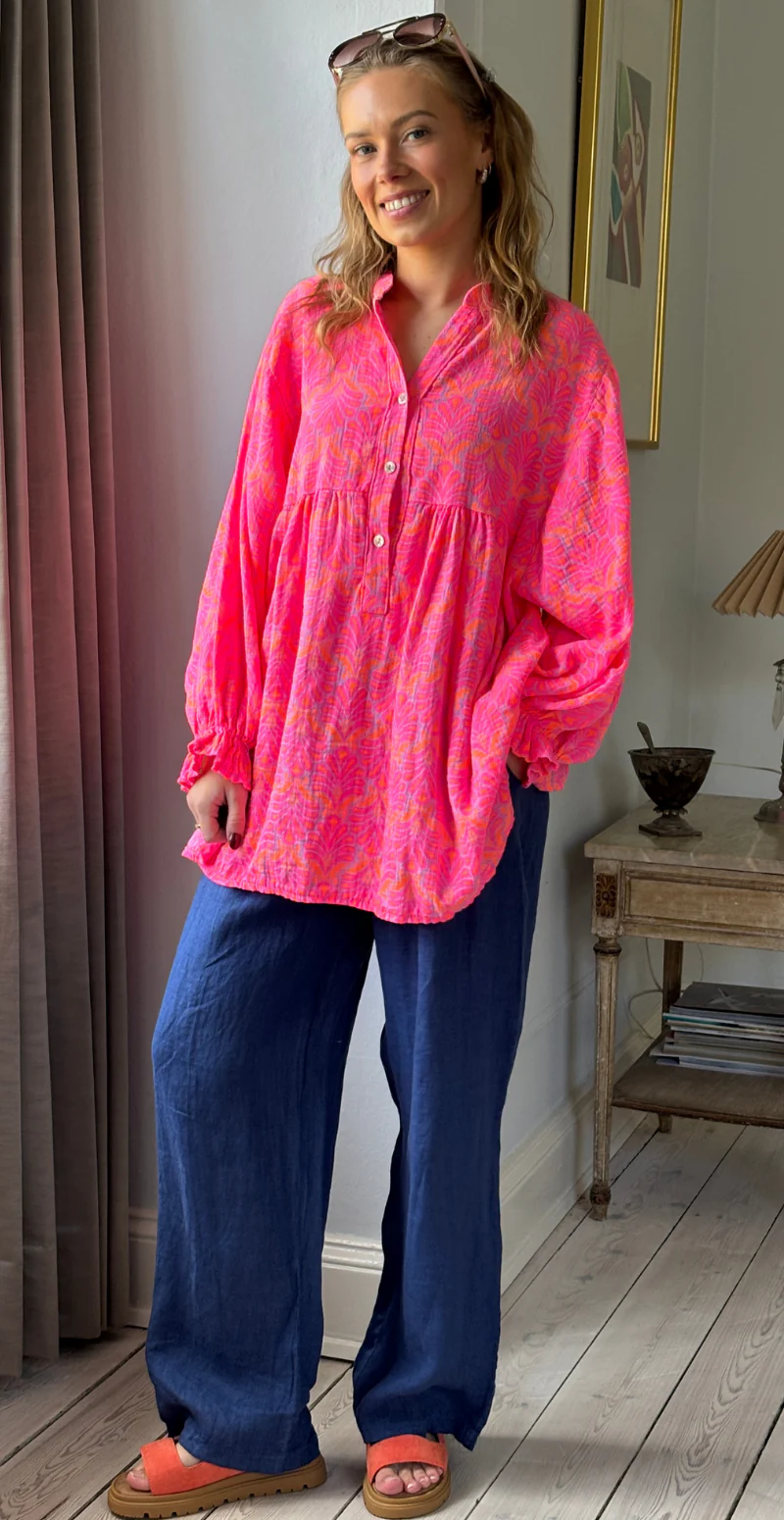 Frida mønstret bluse i musselin med vidde og overskæring fuxia LikeLondon - Image 6