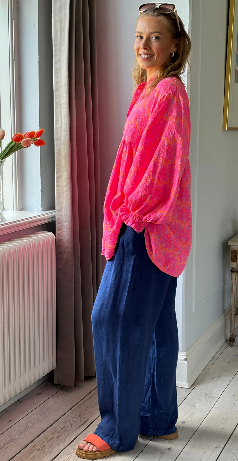 Frida mønstret bluse i musselin med vidde og overskæring fuxia LikeLondon - Image 7