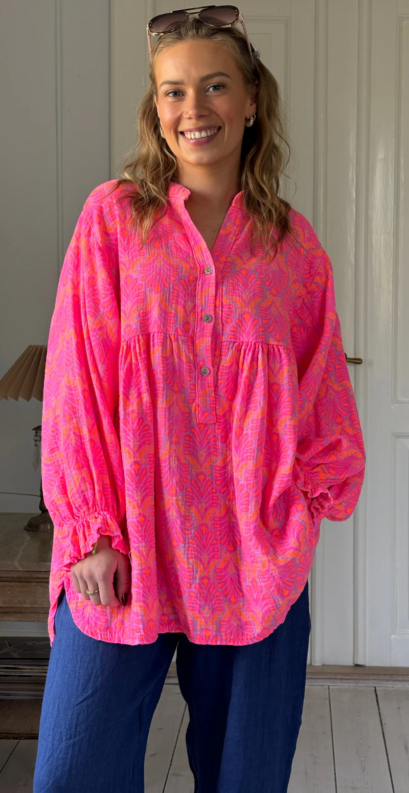 Frida mønstret bluse i musselin med vidde og overskæring fuxia LikeLondon - Image 8