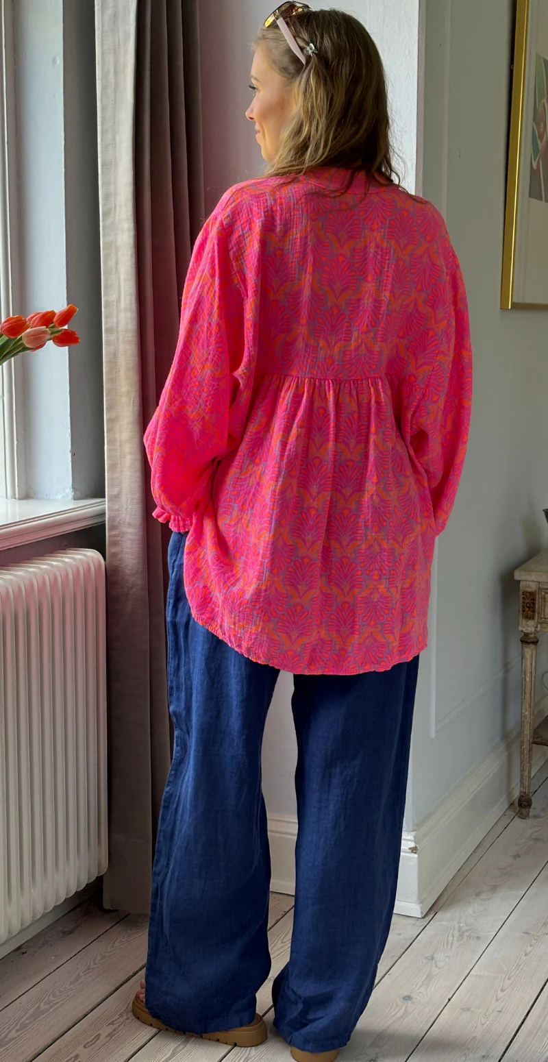 Frida mønstret bluse i musselin med vidde og overskæring fuxia LikeLondon - Image 9