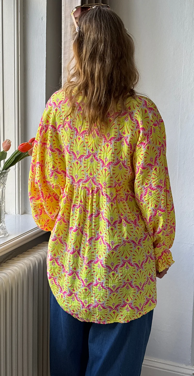 Frida mønstret bluse i musselin med vidde og overskæring gul LikeLondon - Image 6