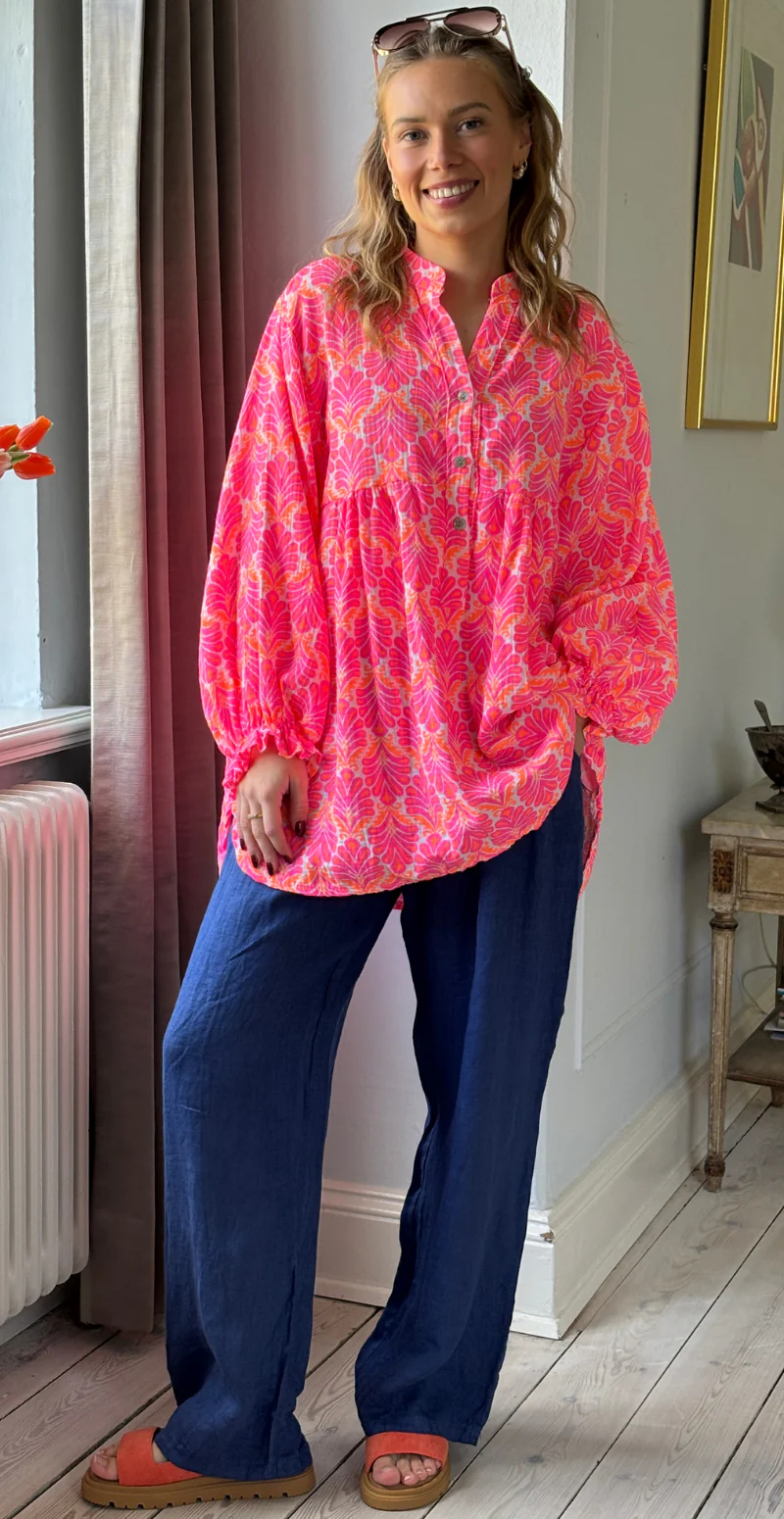 Frida mønstret bluse i musselin med vidde og overskæring pink/orange LikeLondon - Image 2