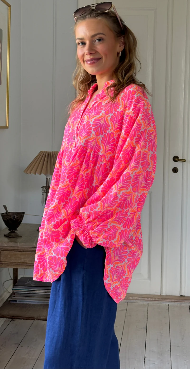 Frida mønstret bluse i musselin med vidde og overskæring pink/orange LikeLondon - Image 3