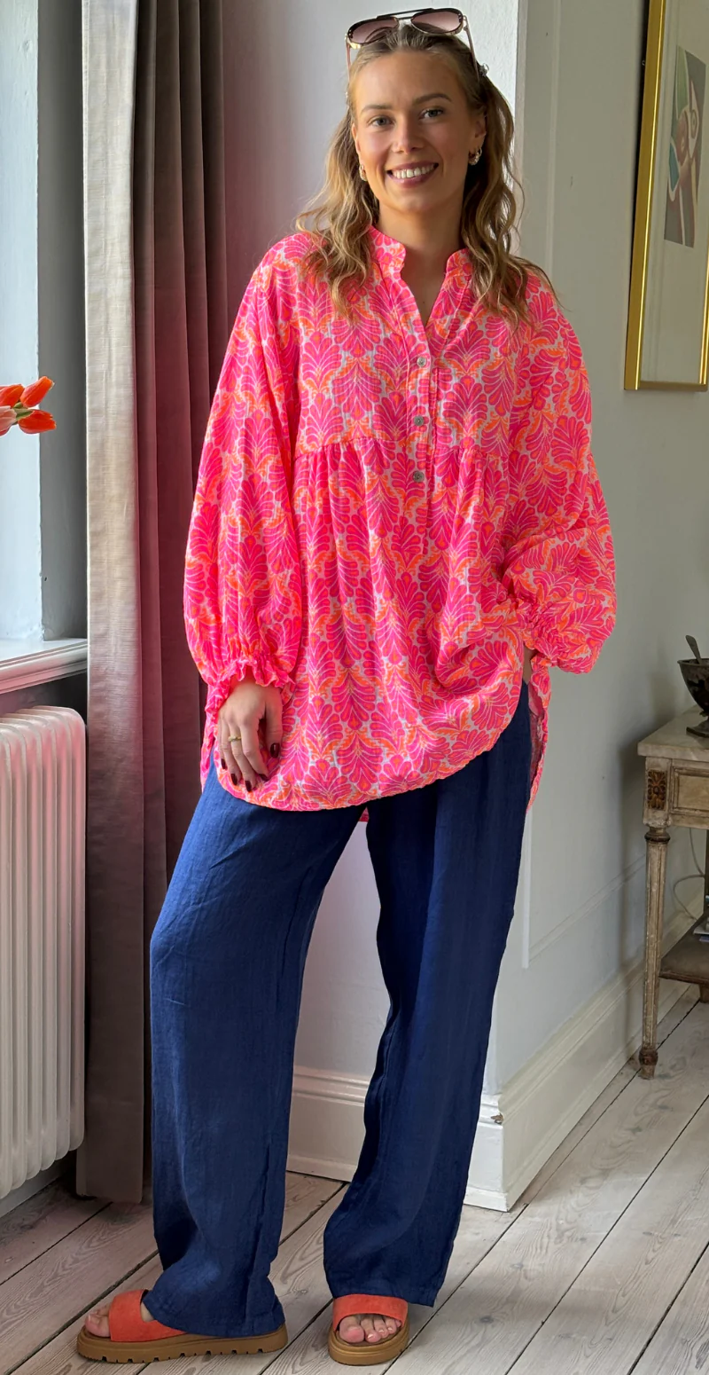 Frida mønstret bluse i musselin med vidde og overskæring pink/orange LikeLondon - Image 4
