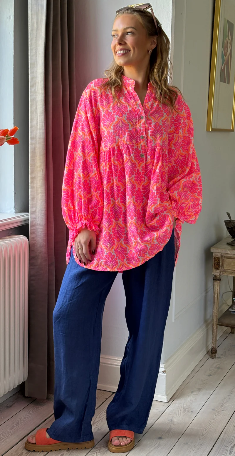 Frida mønstret bluse i musselin med vidde og overskæring pink/orange LikeLondon - Image 5