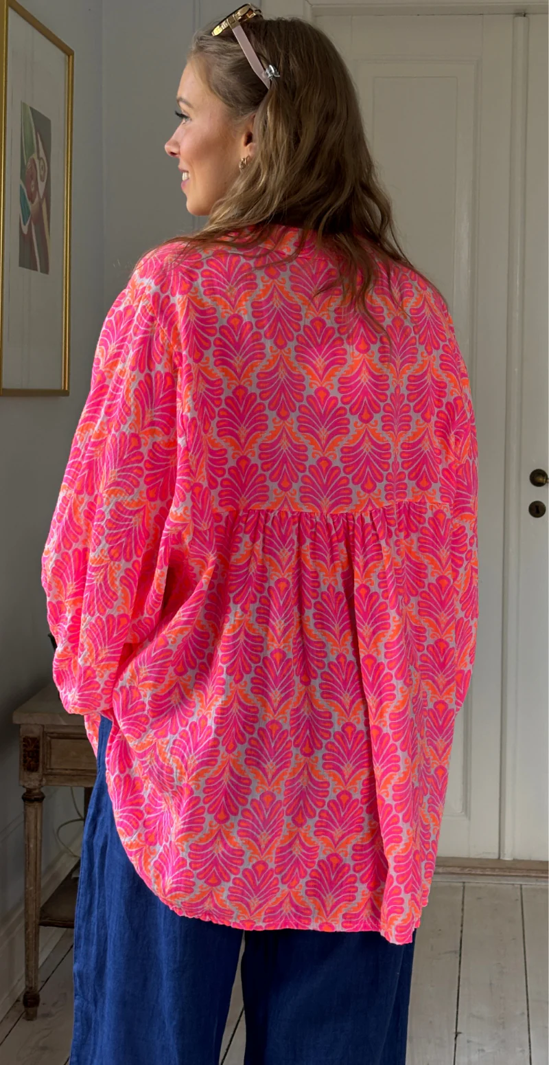 Frida mønstret bluse i musselin med vidde og overskæring pink/orange LikeLondon - Image 7