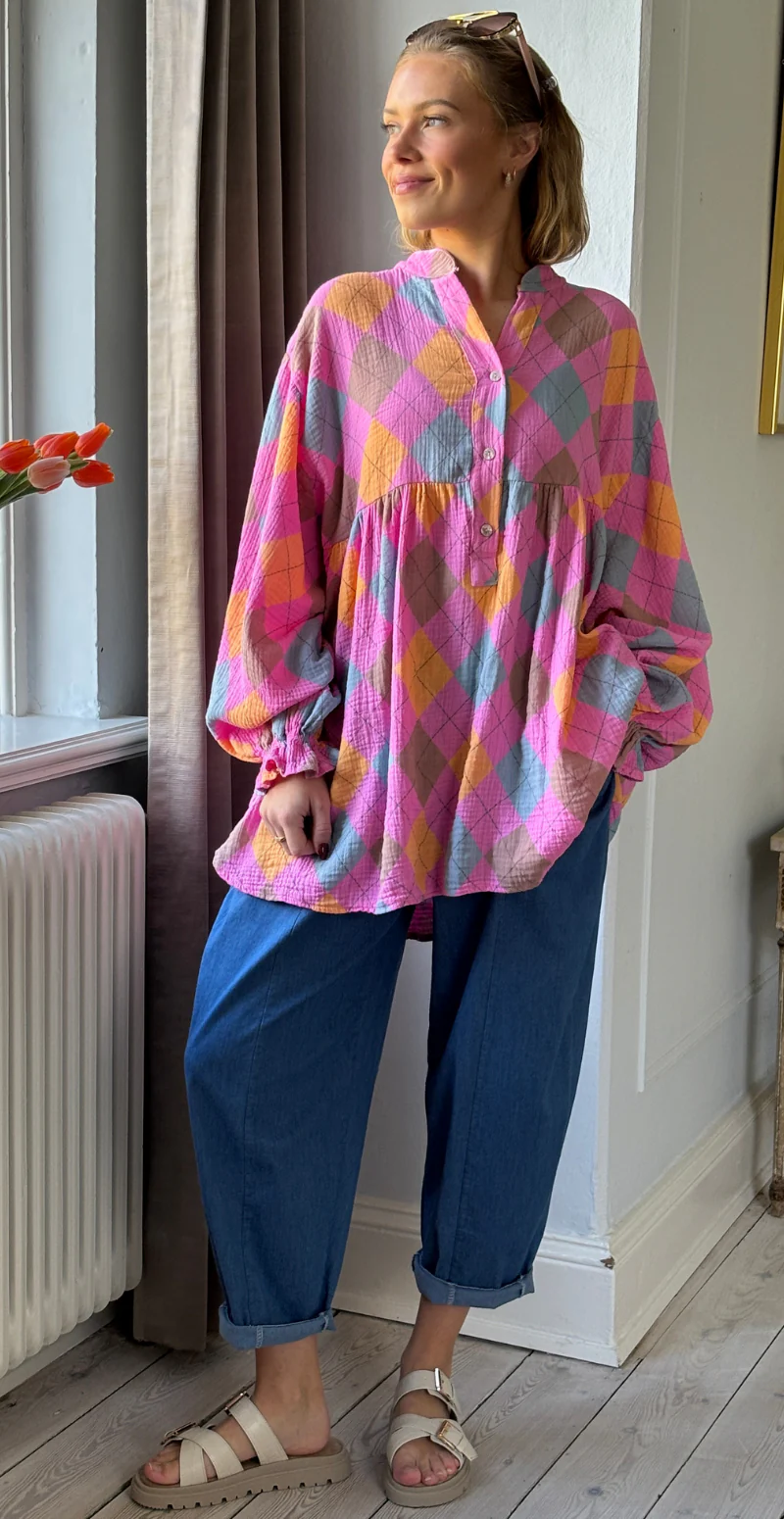 Frida mønstret bluse i musselin med vidde og overskæring pink/rombi LikeLondon - Image 2