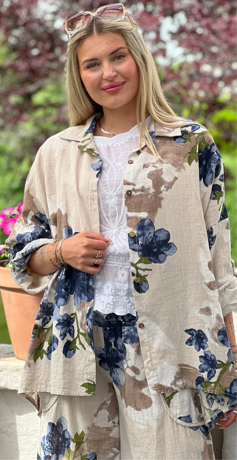 Gail blomstret skjorte med små træknapper beige LikeLondon - Image 3
