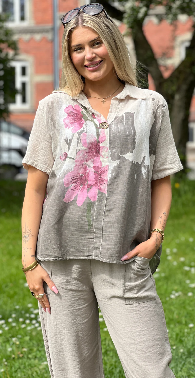 Gina bluse med blomsterprint og v-hals beige LikeLondon - Image 5