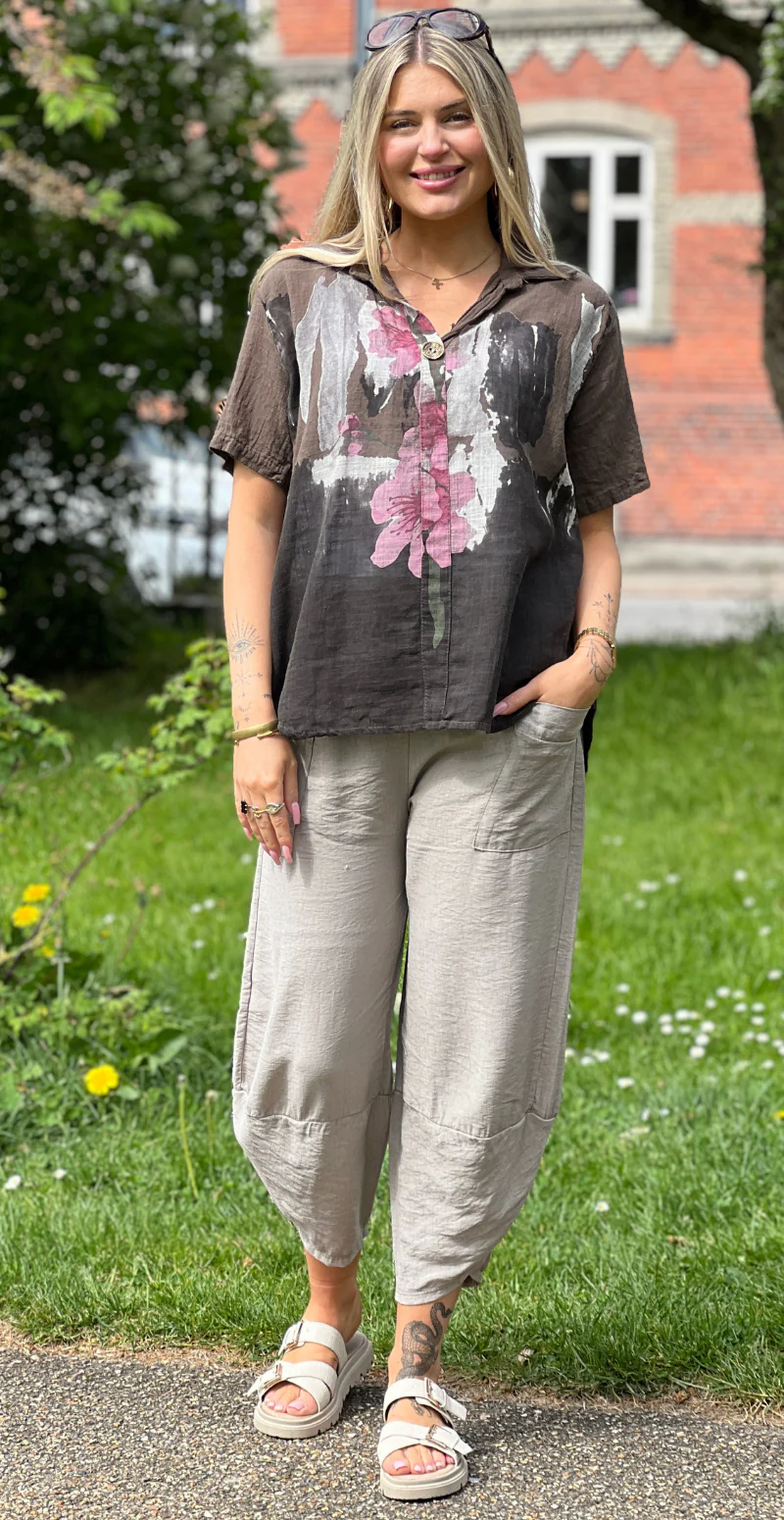 Gina bluse med blomsterprint og v-hals brun LikeLondon - Image 2