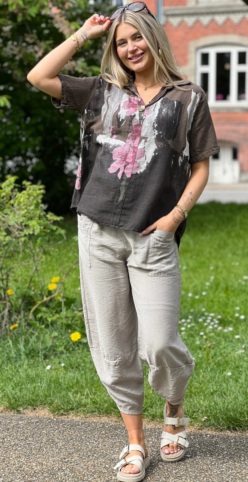 Gina bluse med blomsterprint og v-hals brun LikeLondon - Image 6