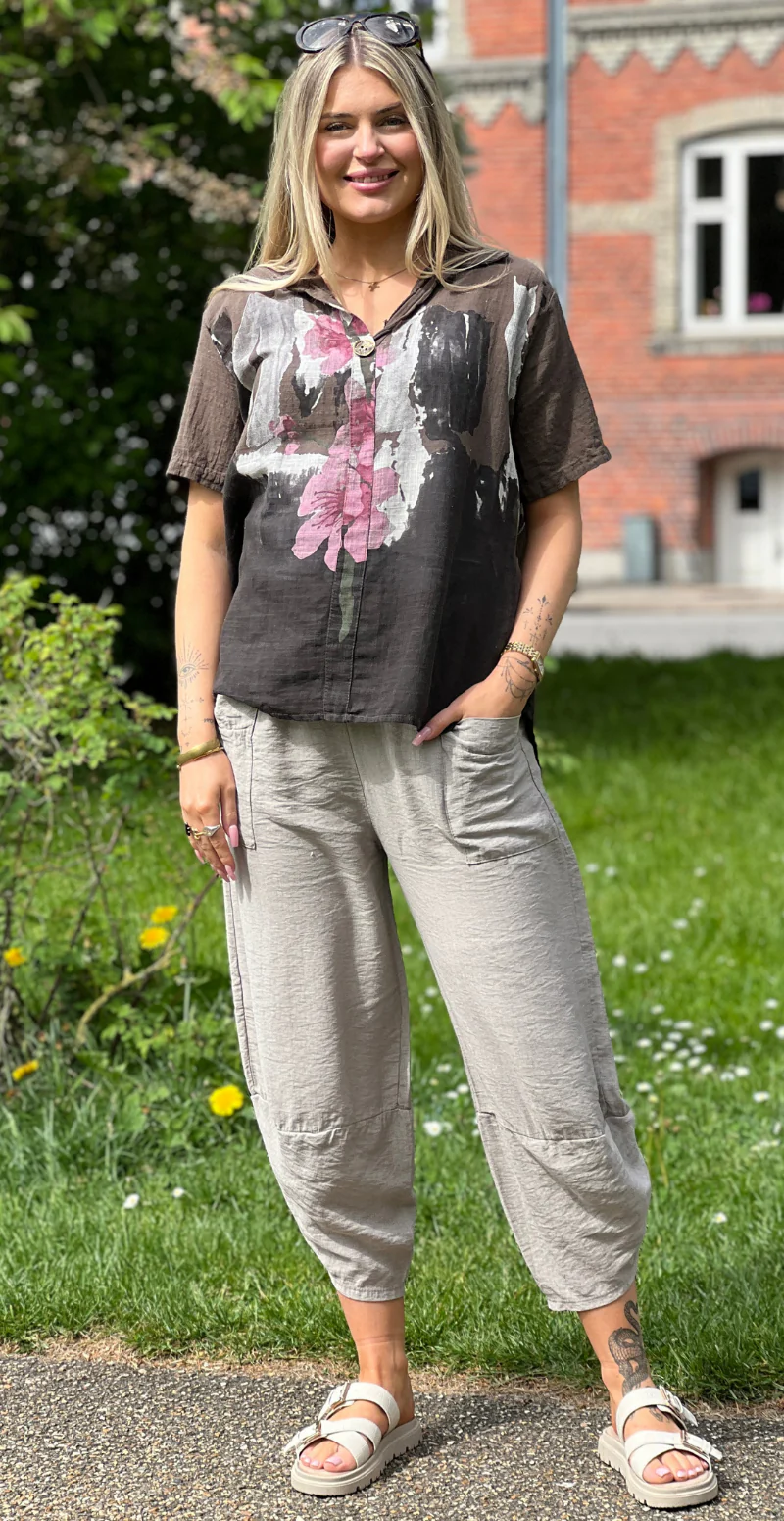 Gina bluse med blomsterprint og v-hals brun LikeLondon - Image 8