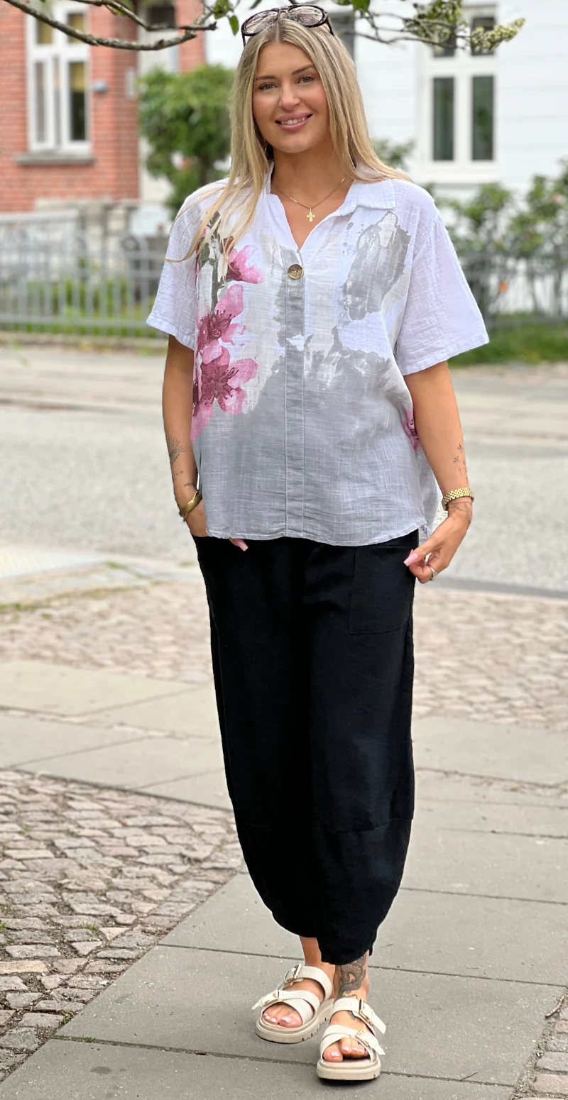 Gina bluse med blomsterprint og v-hals hvid LikeLondon - Image 4