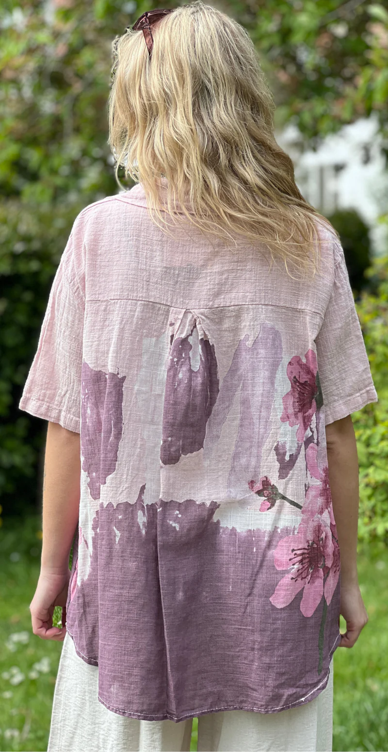 Gina bluse med blomsterprint og v-hals rosa LikeLondon - Image 6
