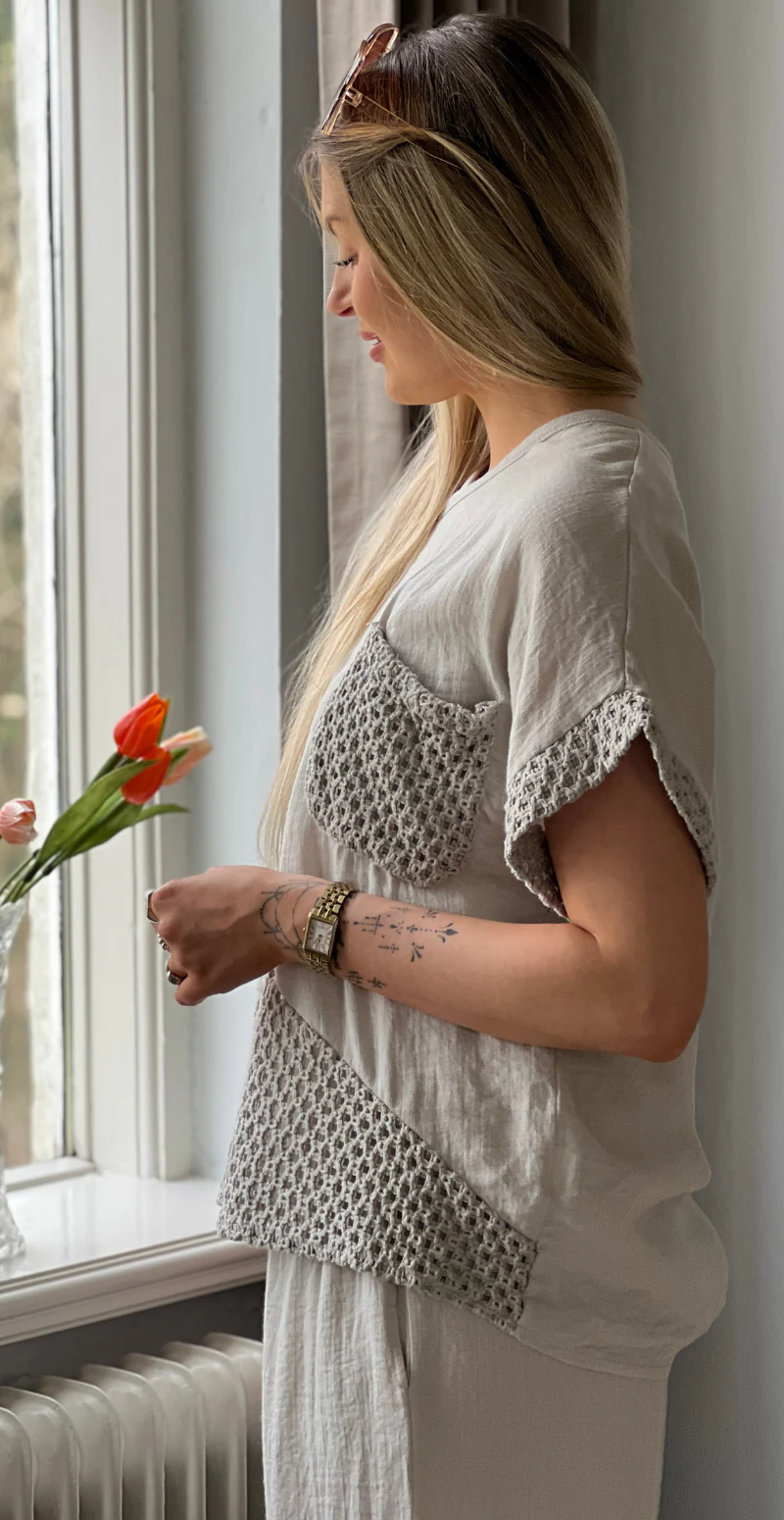 Gladys bluse med kort ærme og hæklede detaljer beige LikeLondon - Image 5