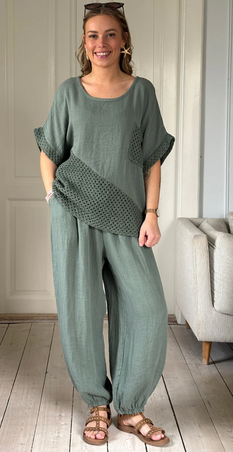 Gladys bluse med kort ærme og hæklede detaljer light militare LikeLondon - Image 2