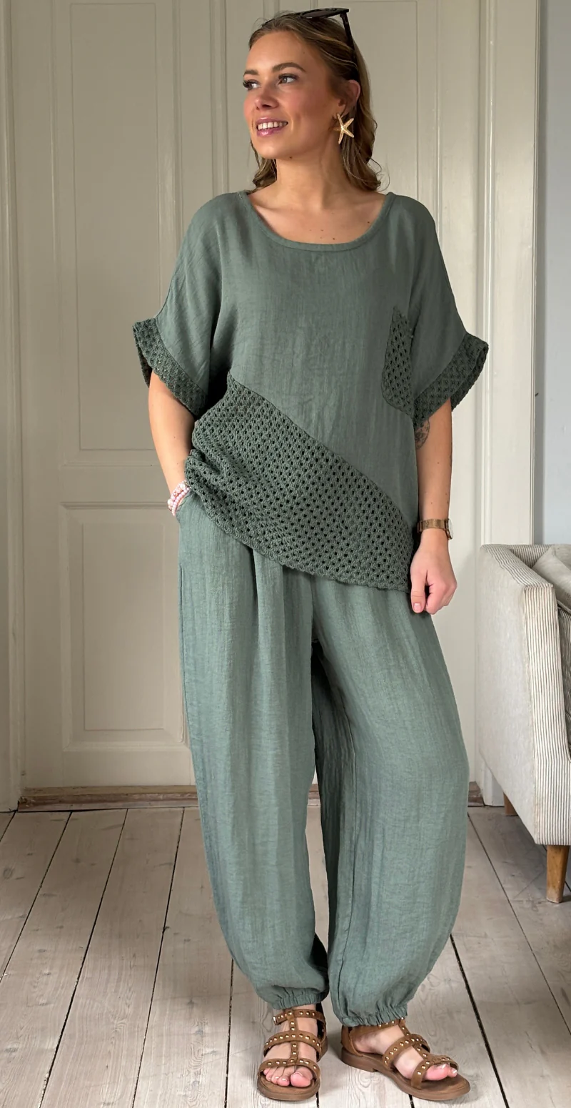 Gladys bluse med kort ærme og hæklede detaljer light militare LikeLondon - Image 3