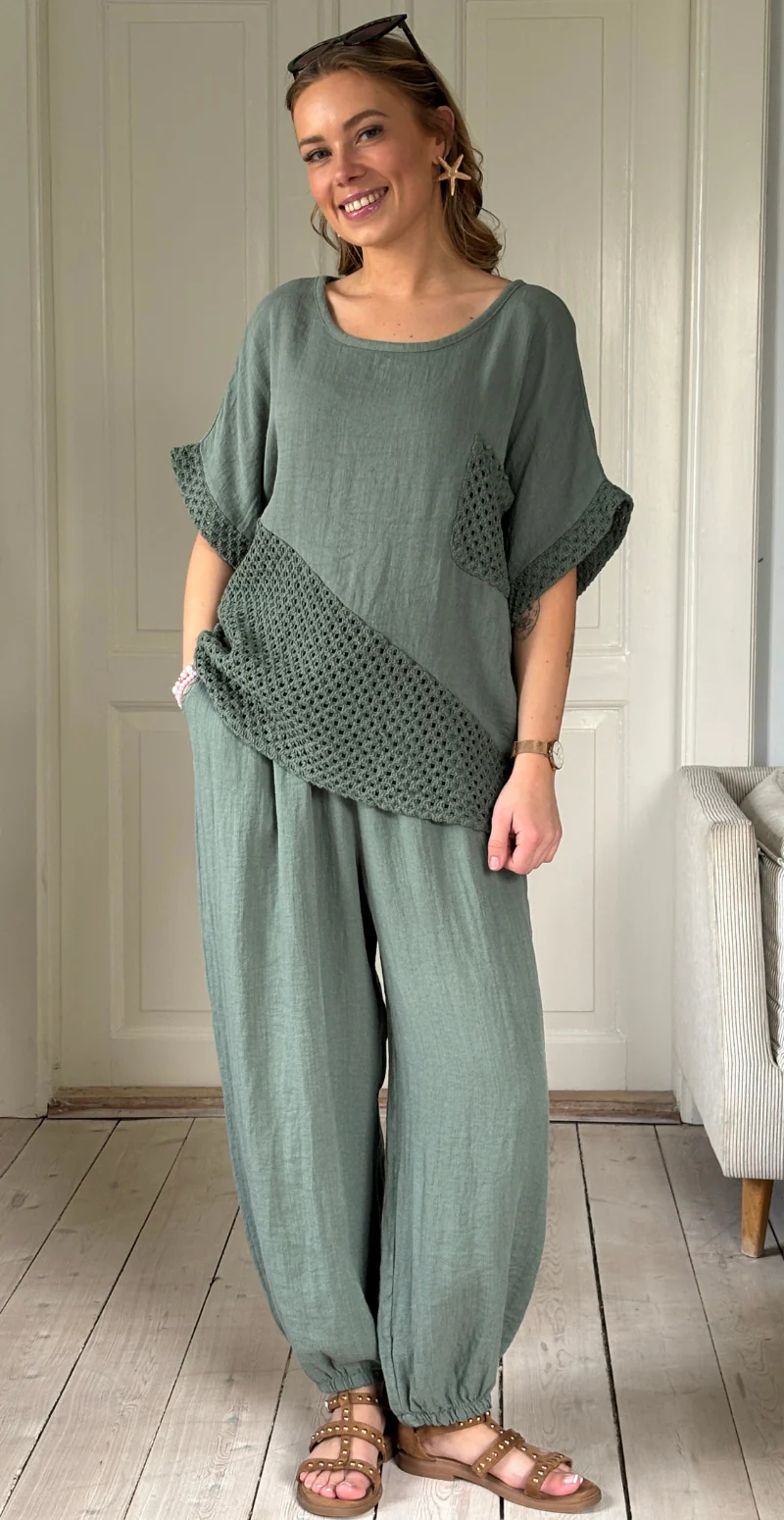 Gladys bluse med kort ærme og hæklede detaljer light militare LikeLondon - Image 4