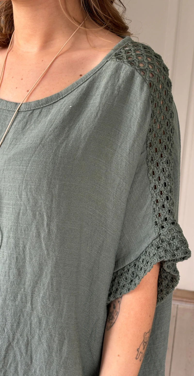 Gladys bluse med kort ærme og hæklede detaljer light militare LikeLondon - Image 6