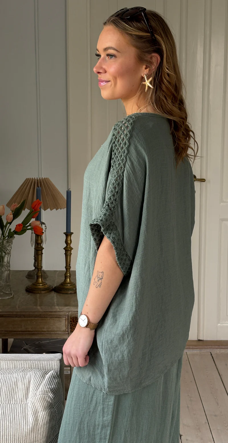 Gladys bluse med kort ærme og hæklede detaljer light militare LikeLondon - Image 7