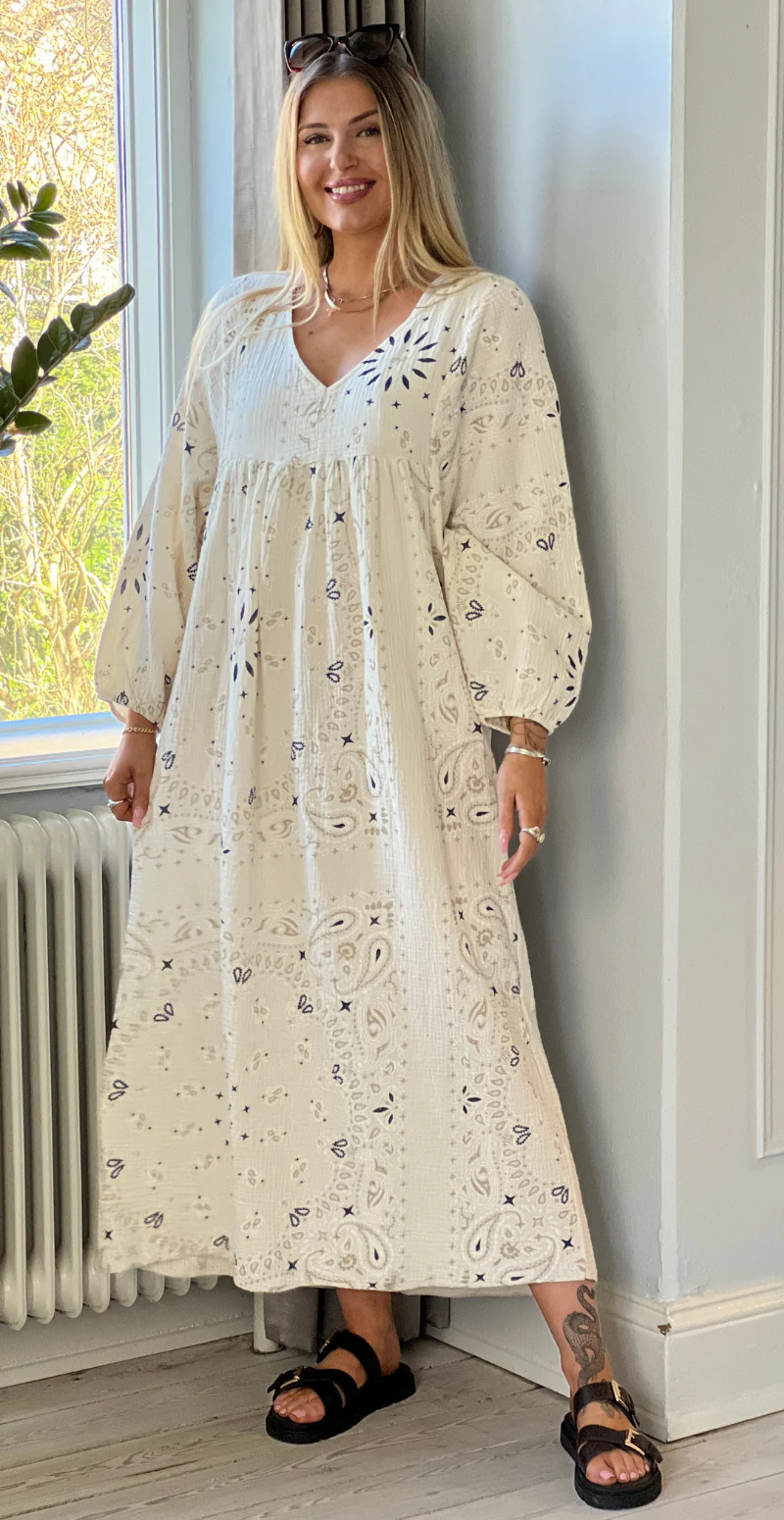 Gretha paisley mønstret kjole i musselin beige LikeLondon