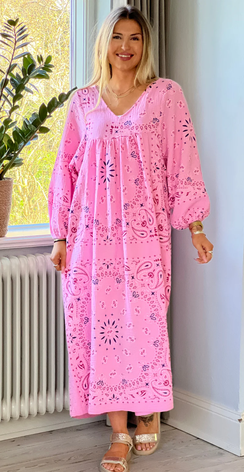 Gretha paisley mønstret kjole i musselin pink LikeLondon - Image 3