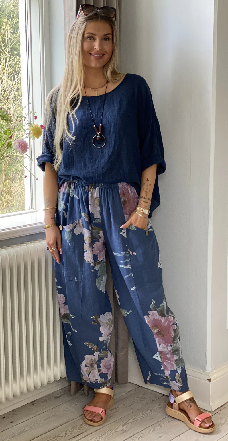 Gwen bukser med blomsterprint og lommer blå LikeLondon - Image 3