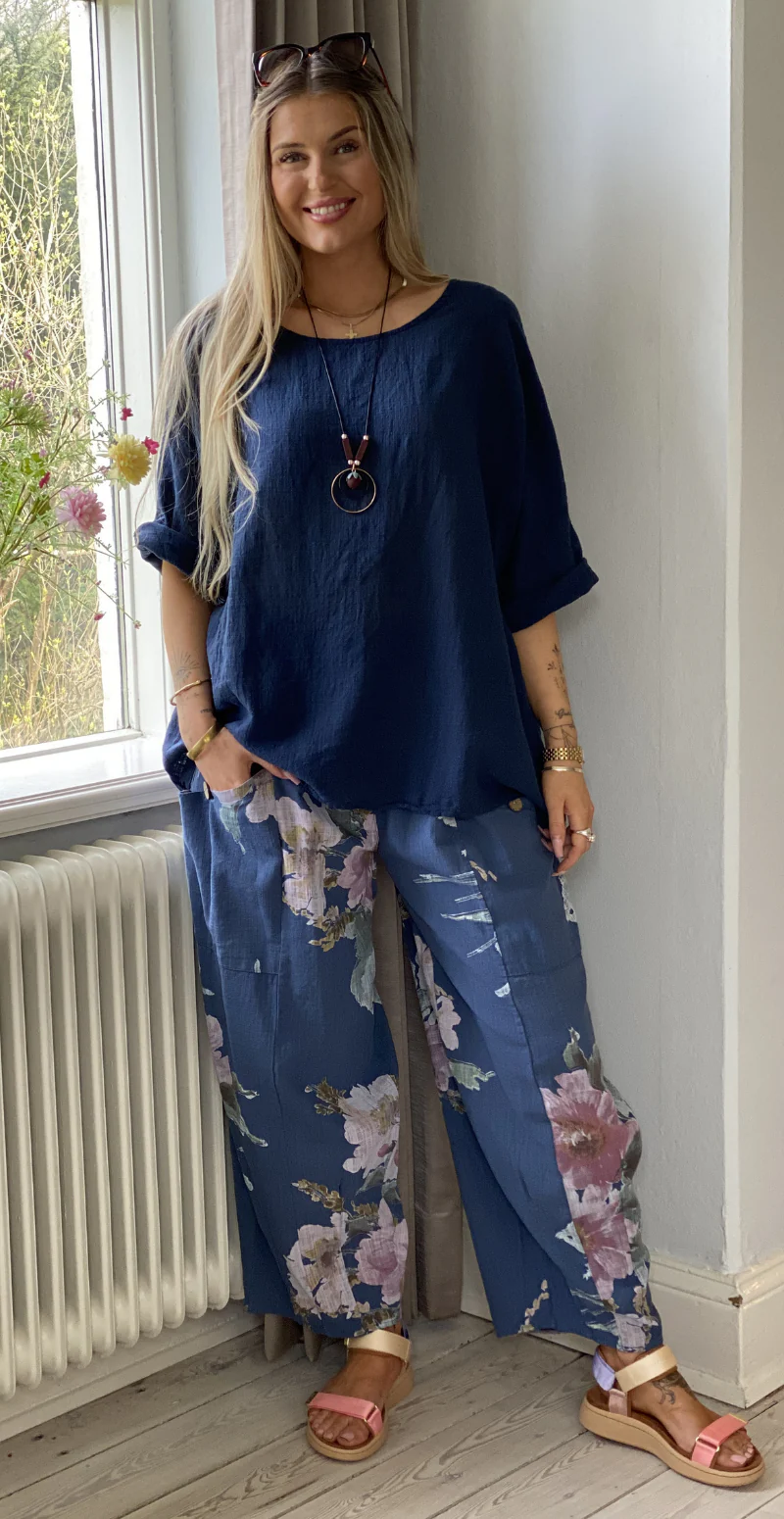 Gwen bukser med blomsterprint og lommer blå LikeLondon - Image 4