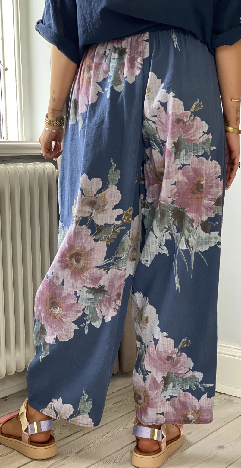 Gwen bukser med blomsterprint og lommer blå LikeLondon - Image 5