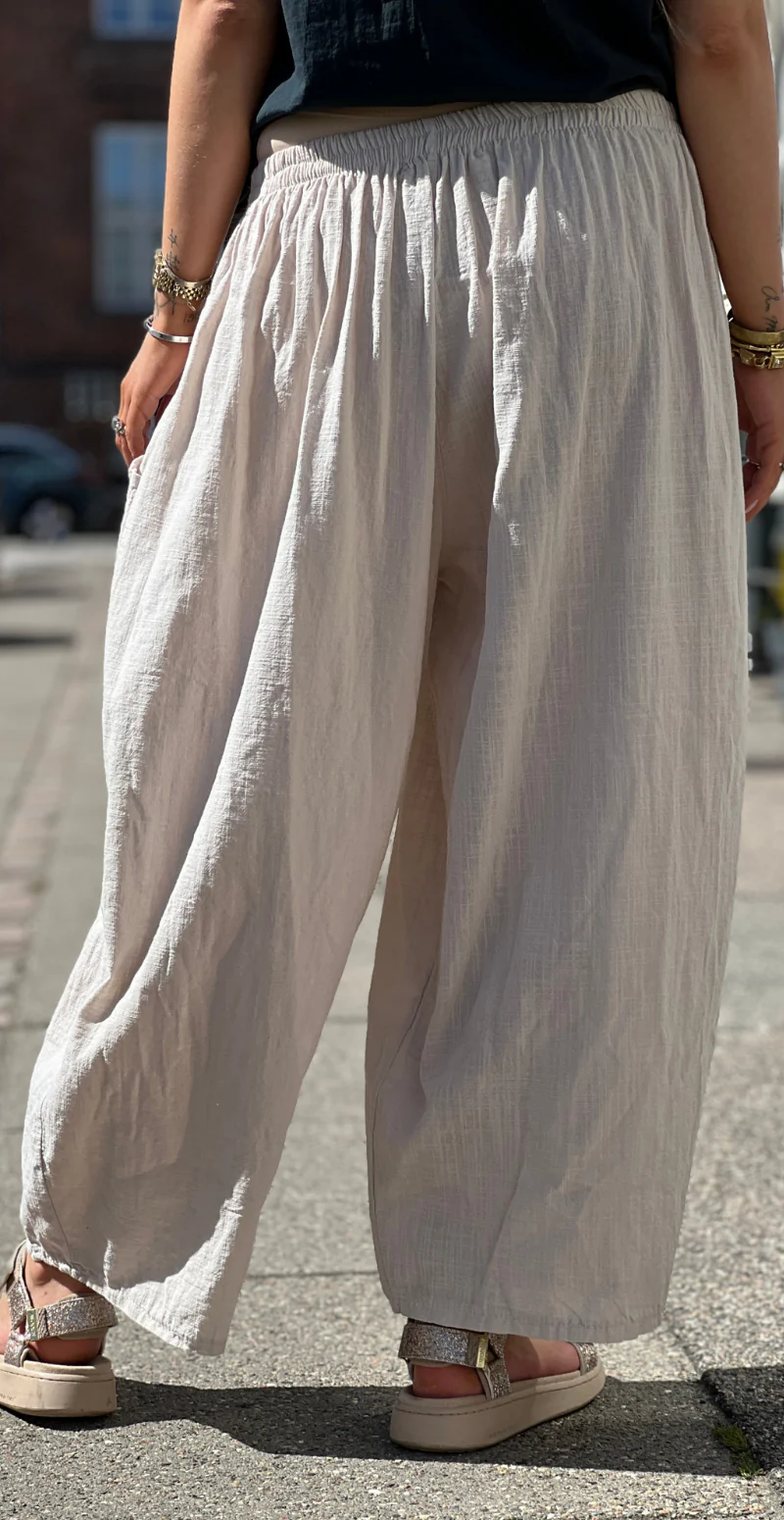 Gwen ensfarvet bukser med lommer beige LikeLondon - Image 3