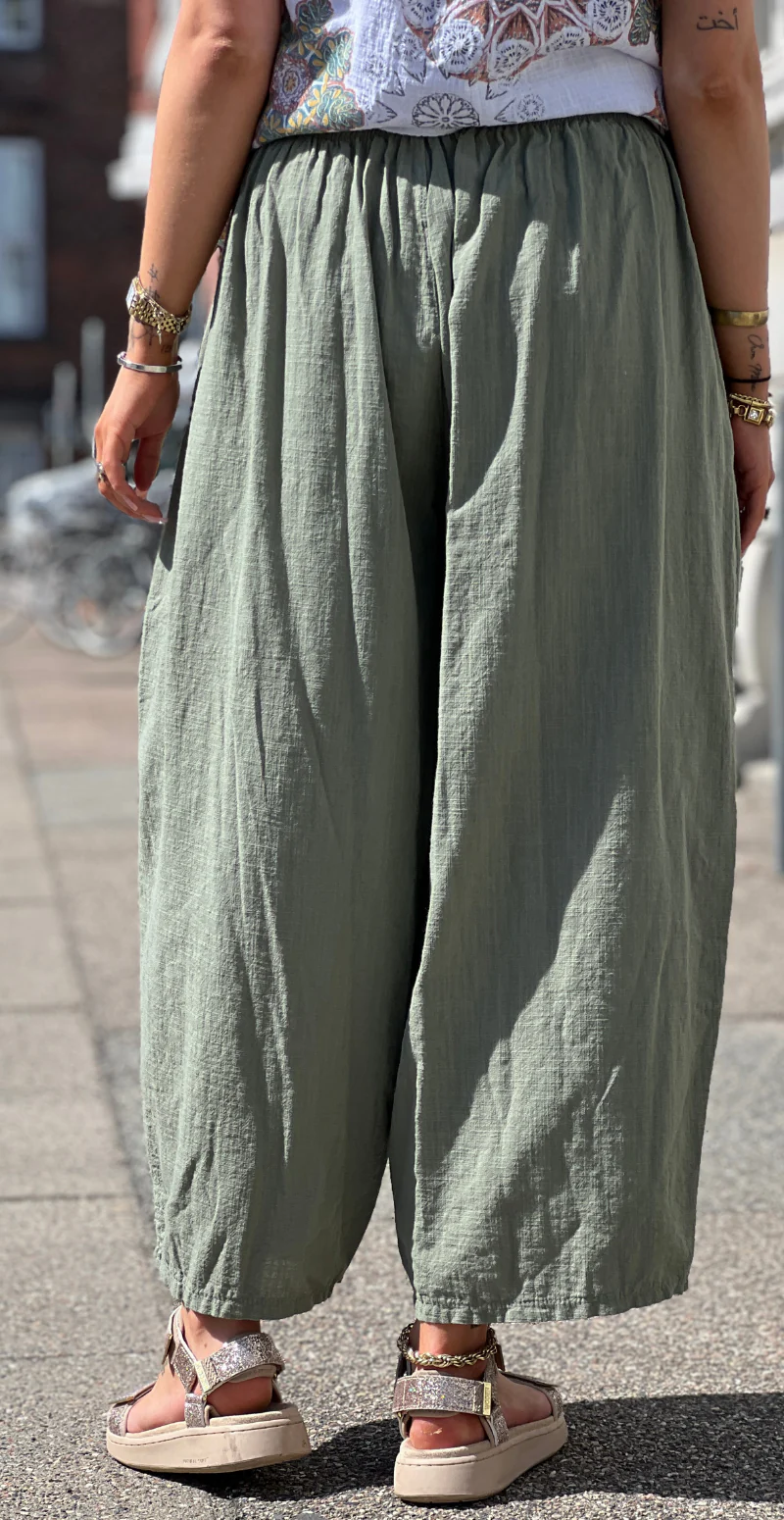Gwen ensfarvet bukser med lommer khaki LikeLondon - Image 6