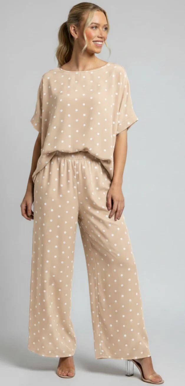 Helene sæt med polkaprikker bluse og bukser beige LikeLondon - Image 3