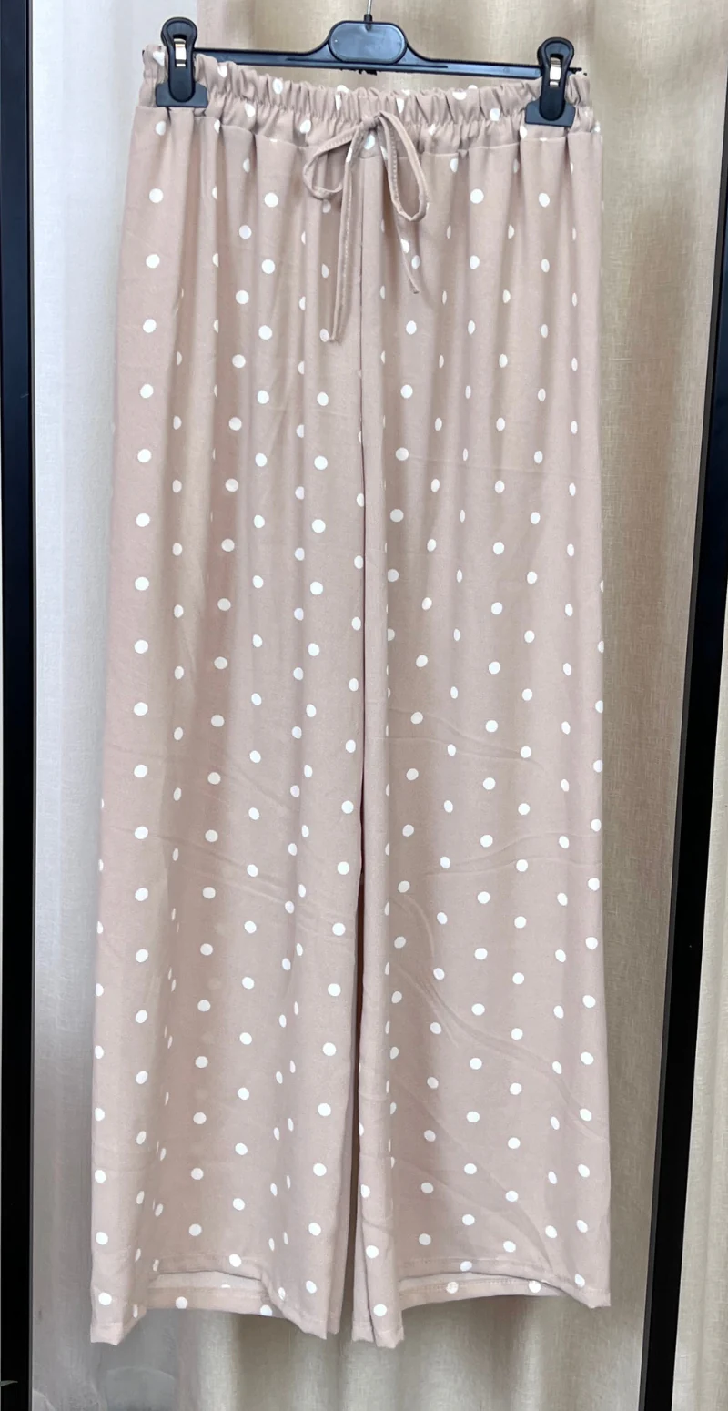 Helene sæt med polkaprikker bluse og bukser beige LikeLondon - Image 6