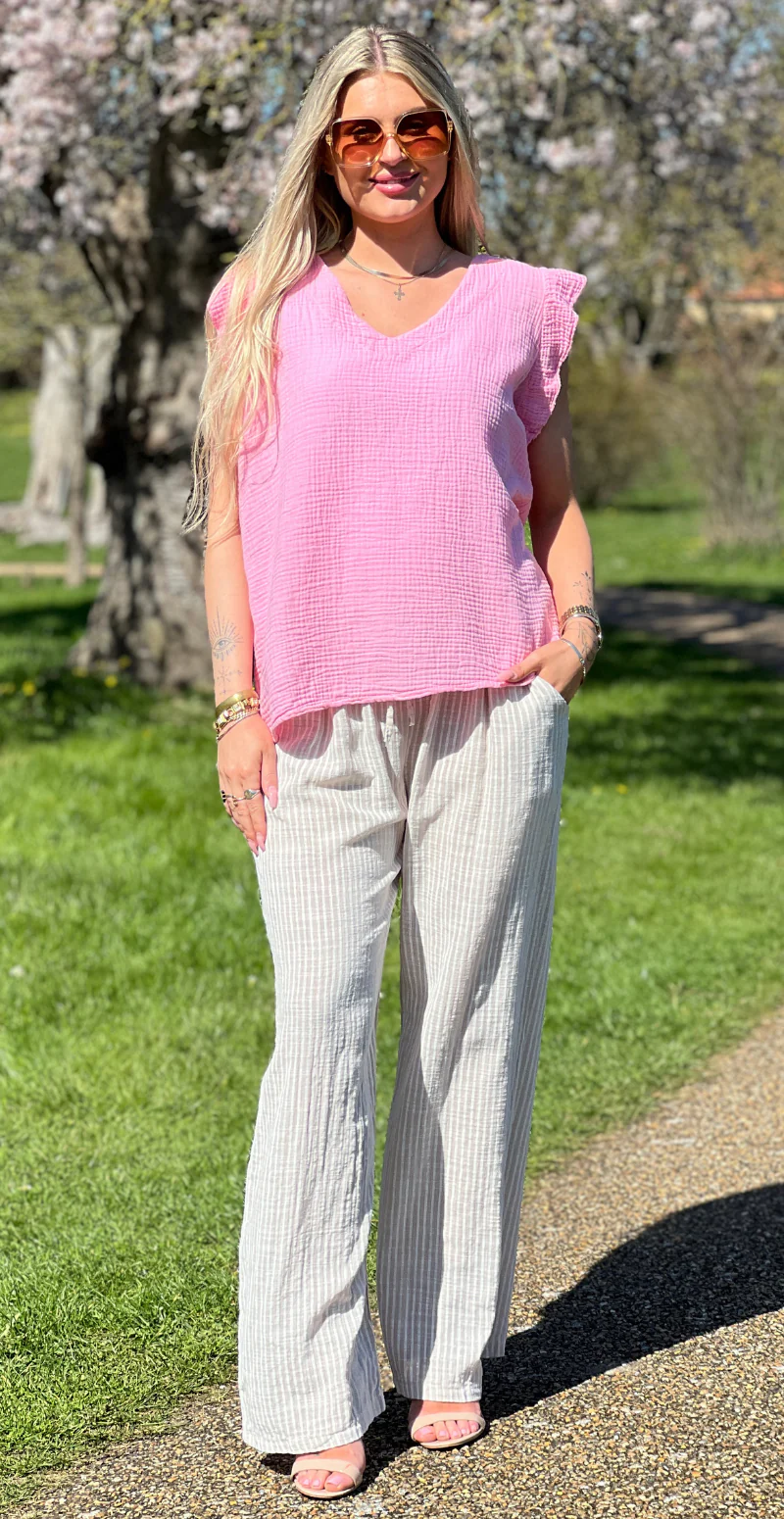Hollie bluse med v-hals og flæsekant baby pink LikeLondon - Image 3