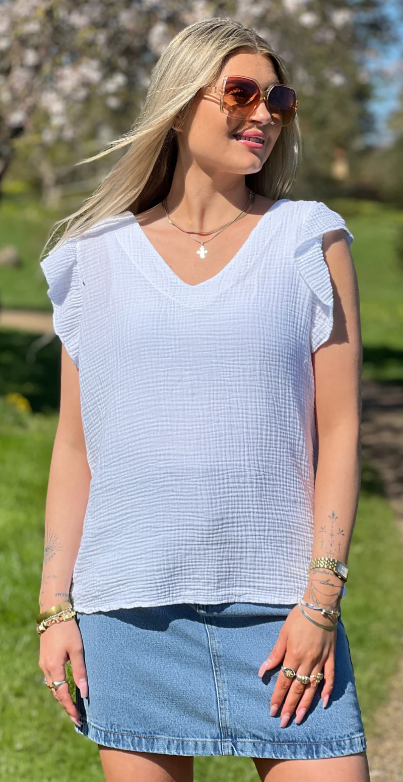 Hollie bluse med v-hals og flæsekant hvid LikeLondon