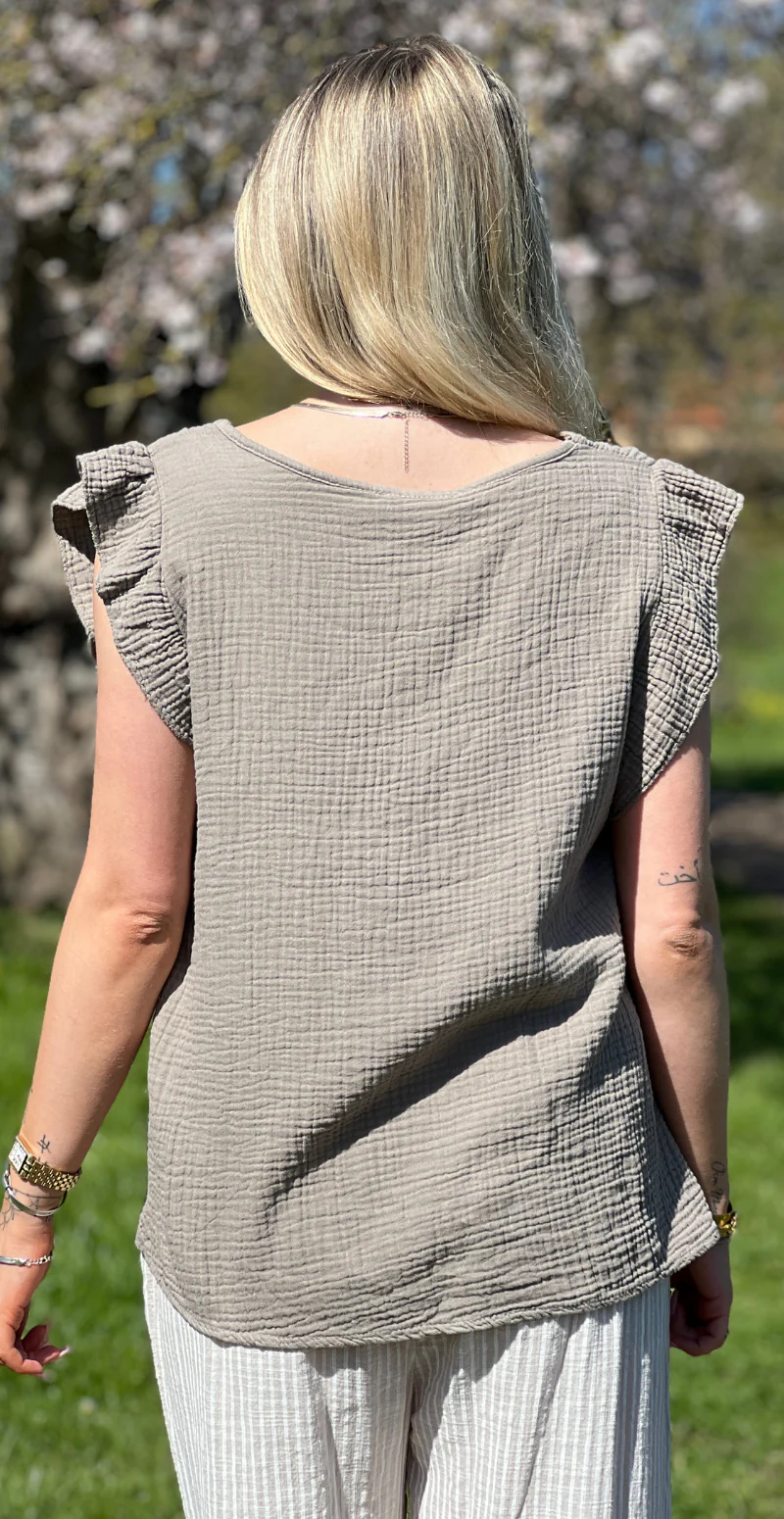 Hollie bluse med v-hals og flæsekant mocca LikeLondon - Image 4