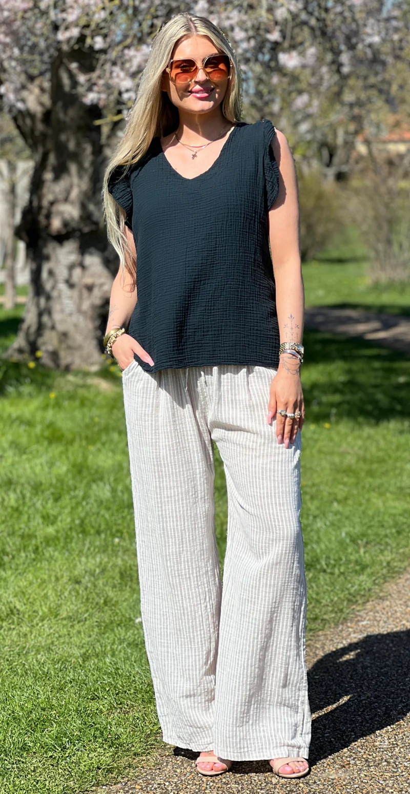 Hollie bluse med v-hals og flæsekant sort LikeLondon - Image 3