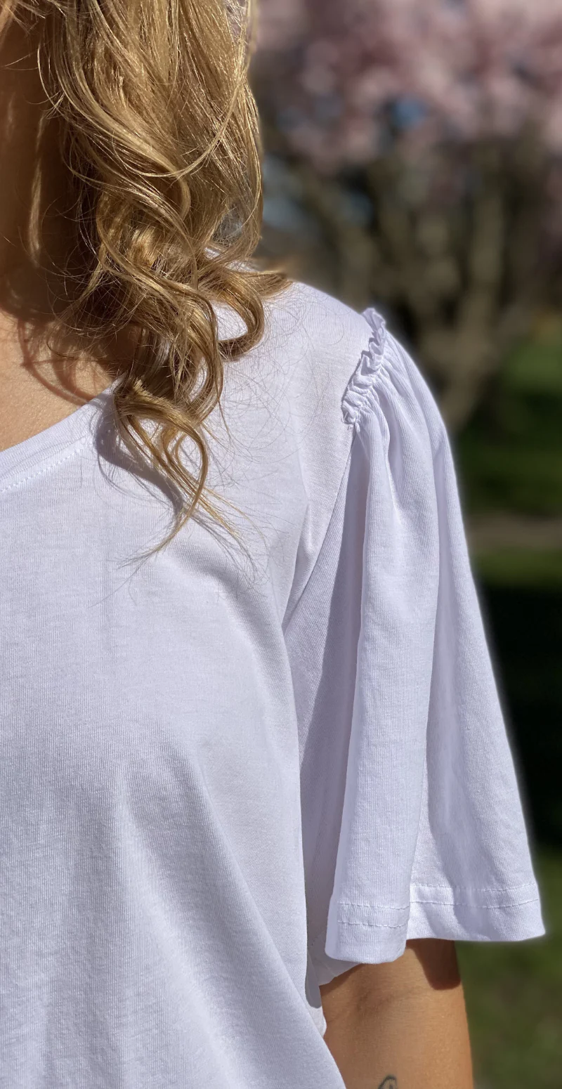 Ingrid bluse med v-hals og flæsedetalje hvid LikeLondon - Image 3