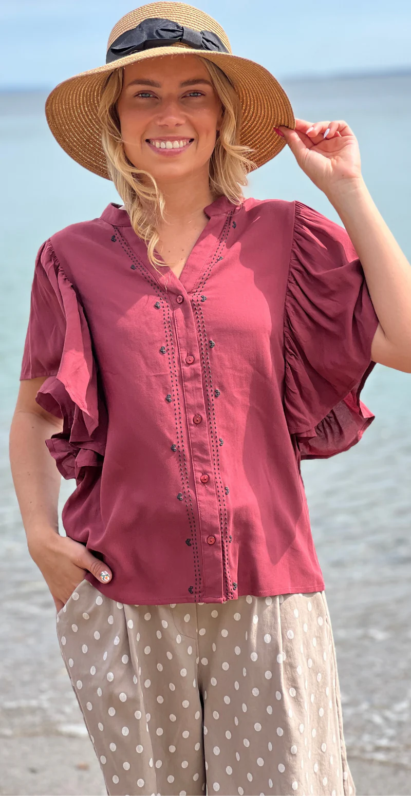 Irma gennemknappet bluse med flæsedetaljer bordeaux LikeLondon - Image 4
