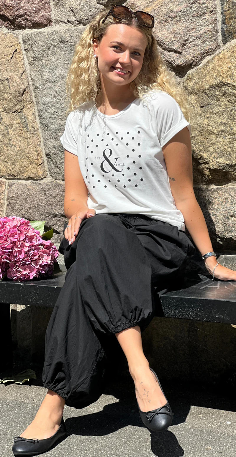 Isa basisbluse med prikker og tekst hvid LikeLondon