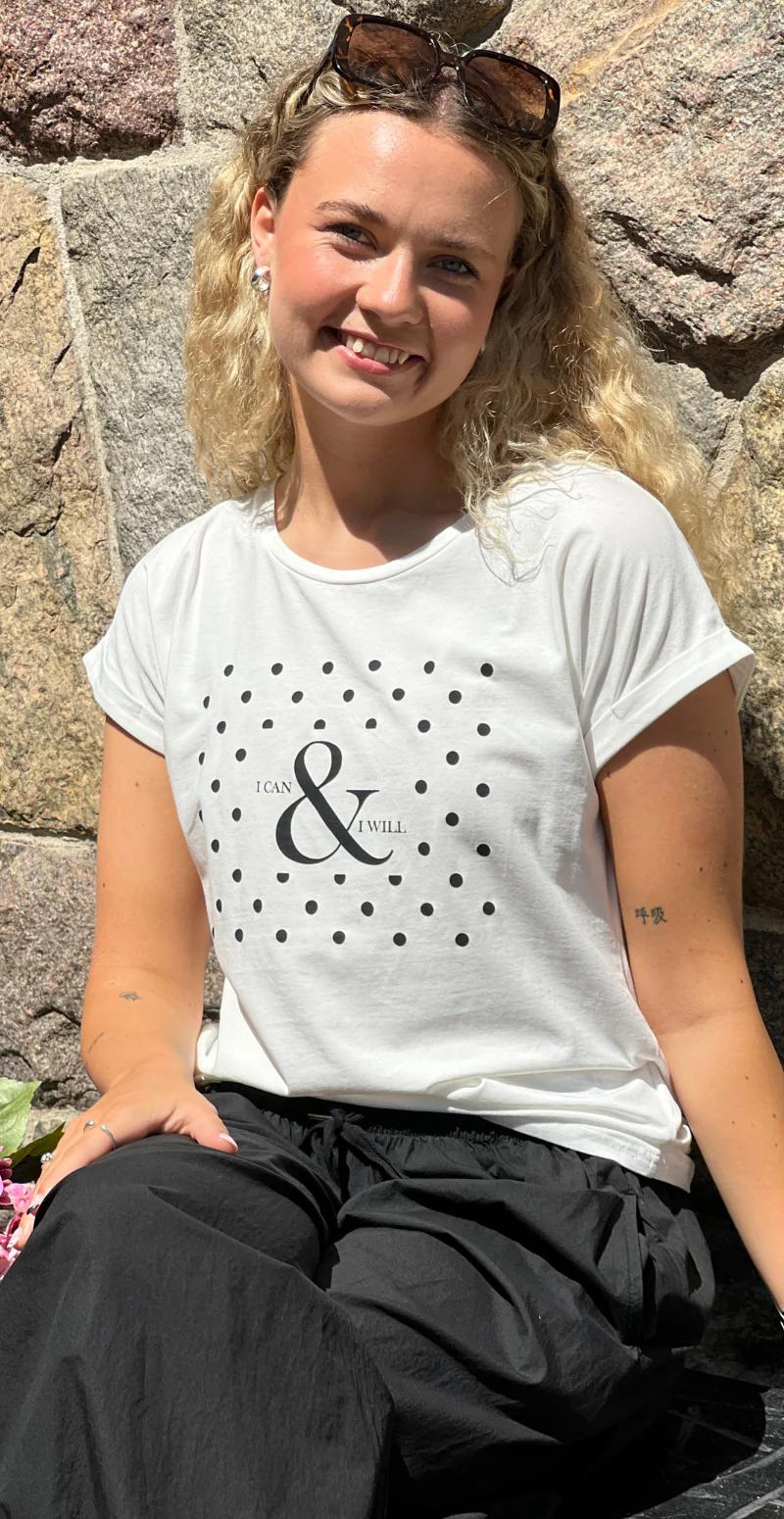 Isa basisbluse med prikker og tekst hvid LikeLondon - Image 2