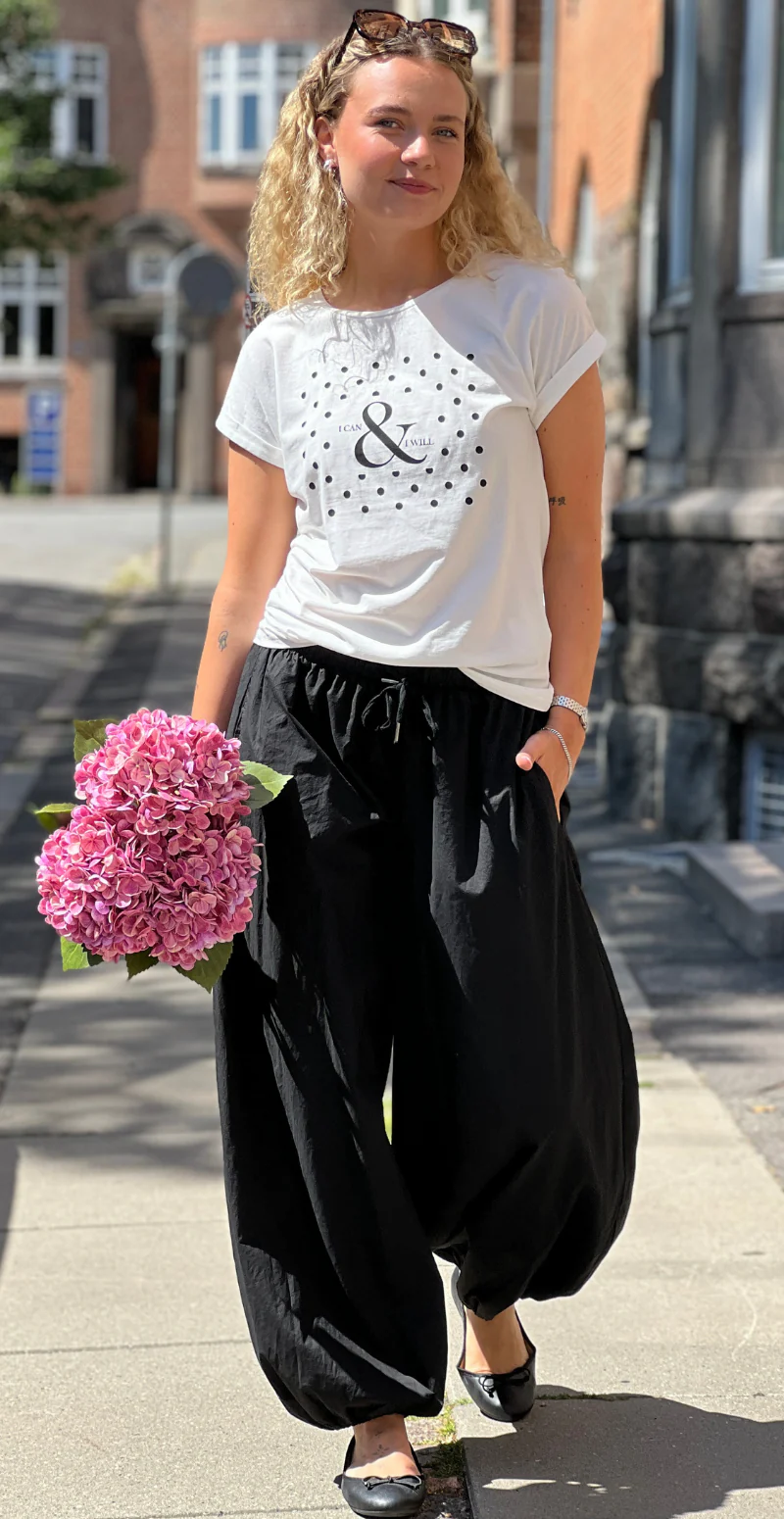 Isa basisbluse med prikker og tekst hvid LikeLondon - Image 6