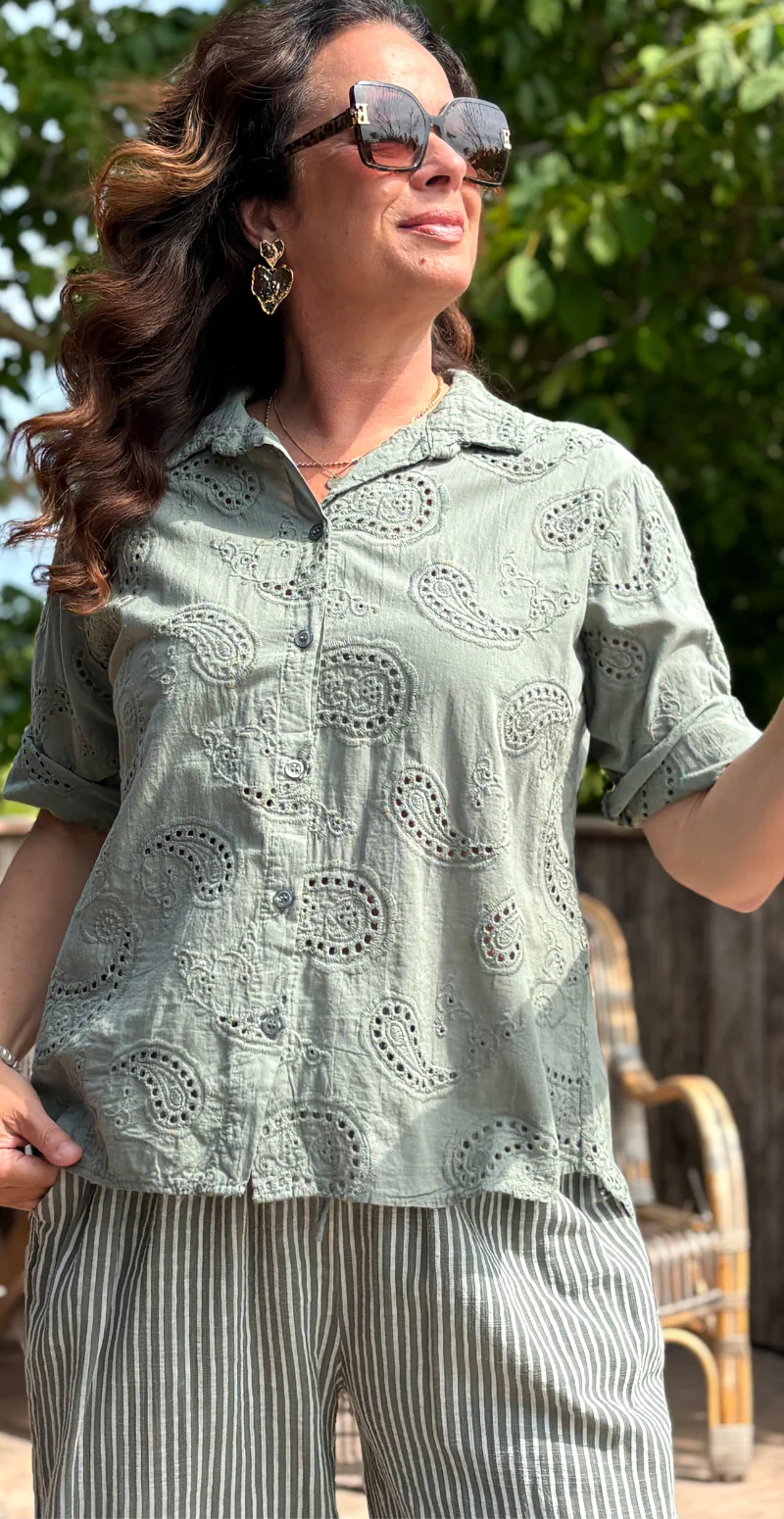 Isobel bluse med 3/4 ærmer og broderi anglaise khaki LikeLondon