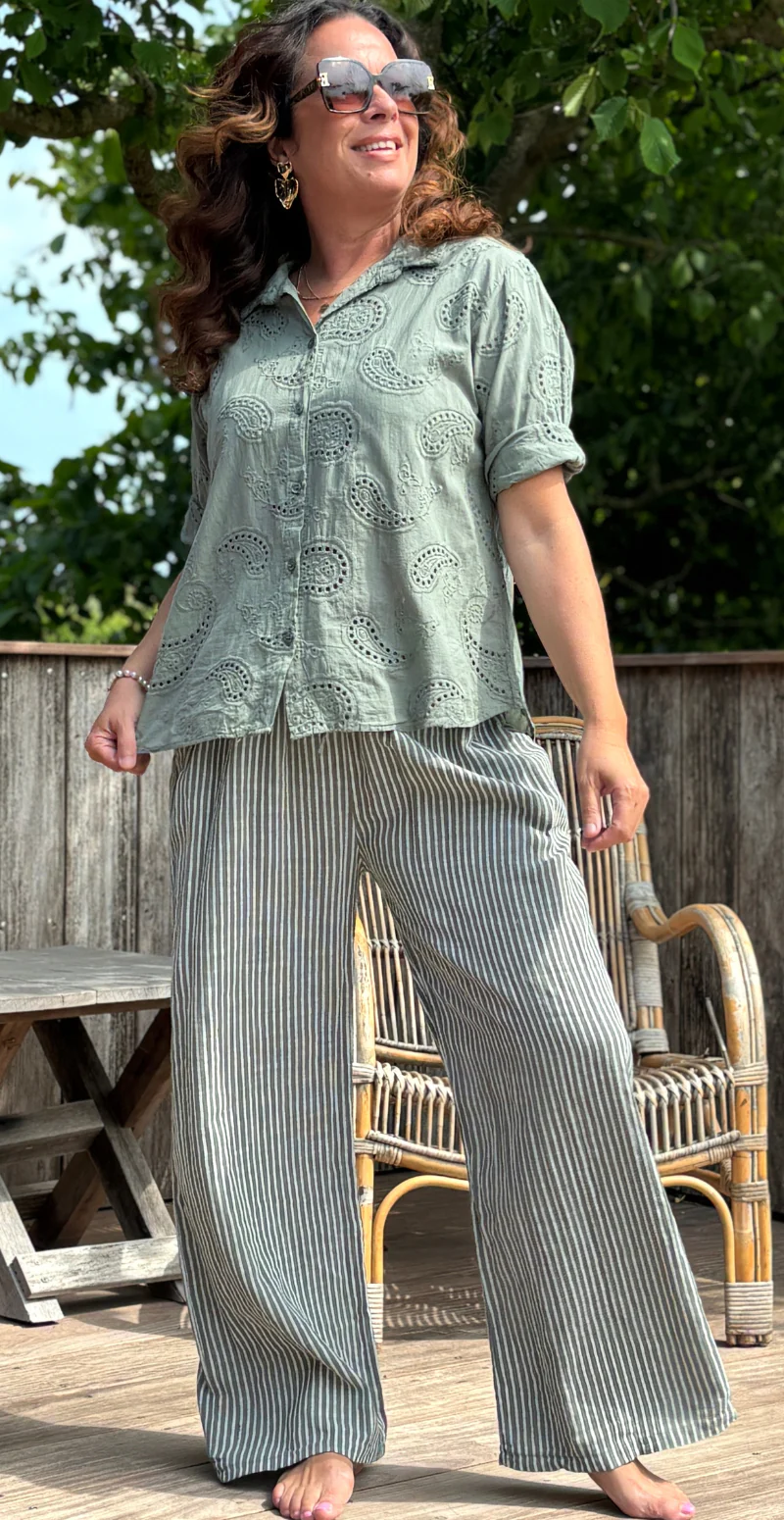 Isobel bluse med 3/4 ærmer og broderi anglaise khaki LikeLondon - Image 2