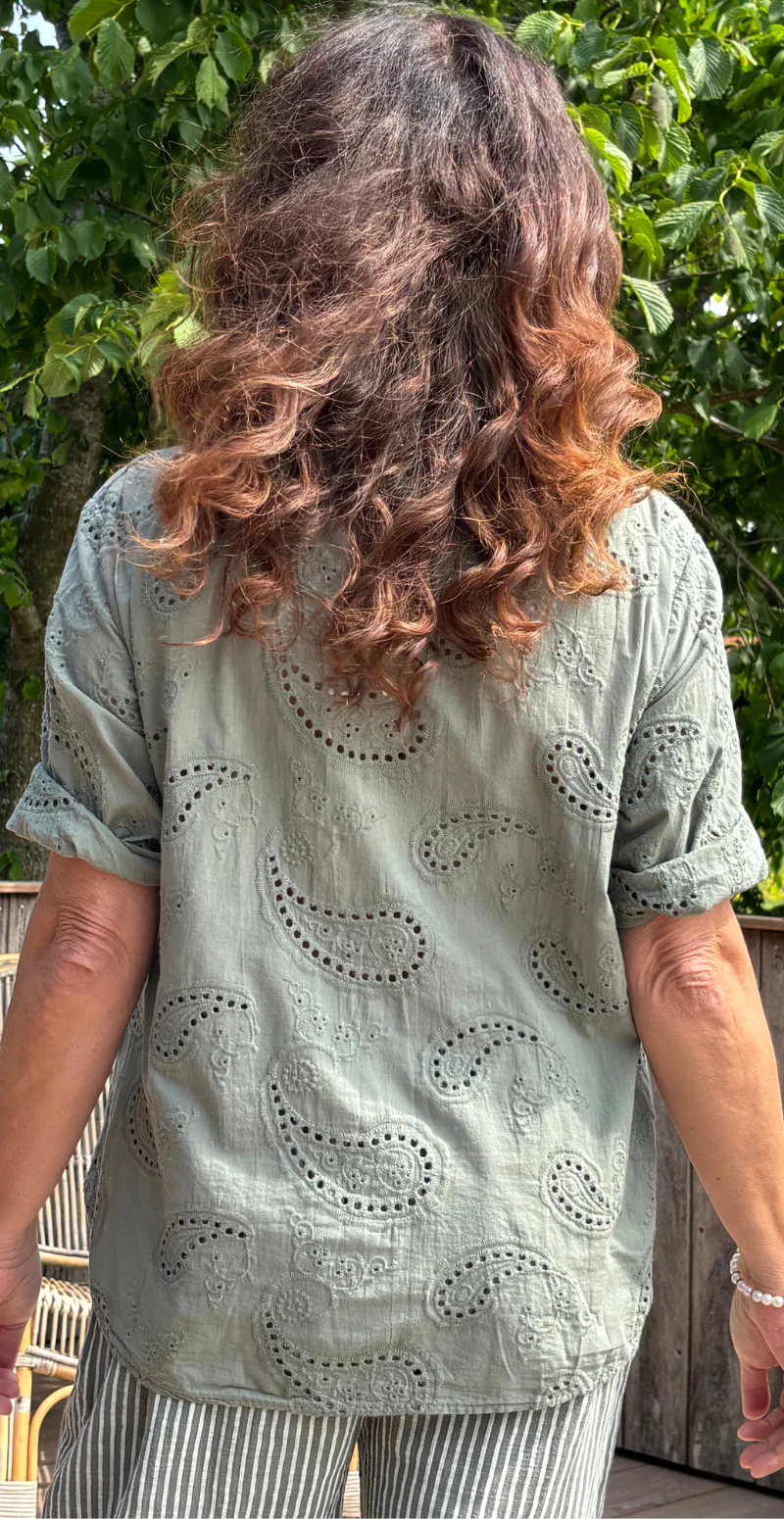 Isobel bluse med 3/4 ærmer og broderi anglaise khaki LikeLondon - Image 5