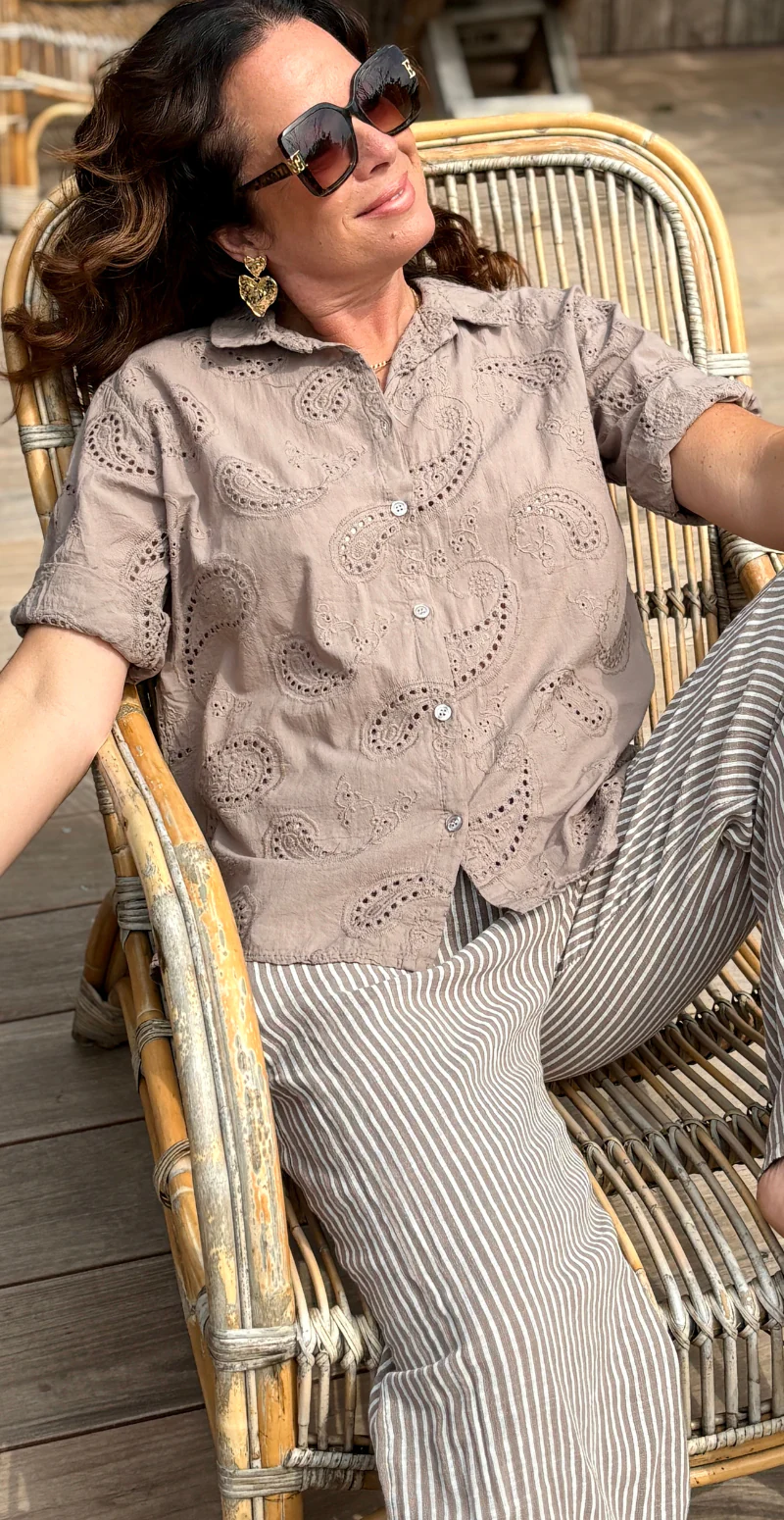Isobel bluse med 3/4 ærmer og broderi anglaise taupe LikeLondon - Image 2