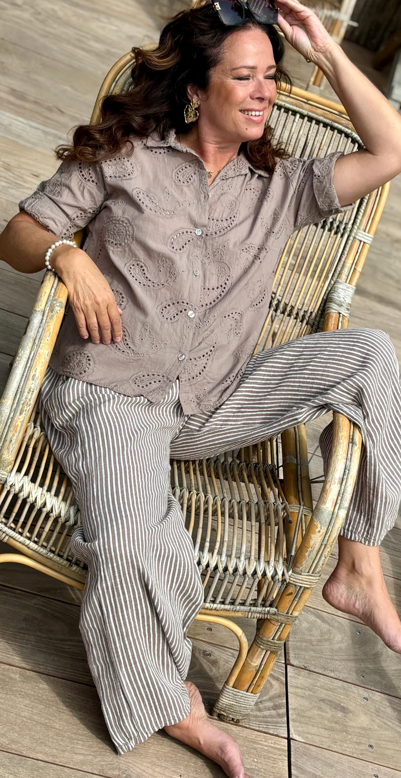 Isobel bluse med 3/4 ærmer og broderi anglaise taupe LikeLondon - Image 3